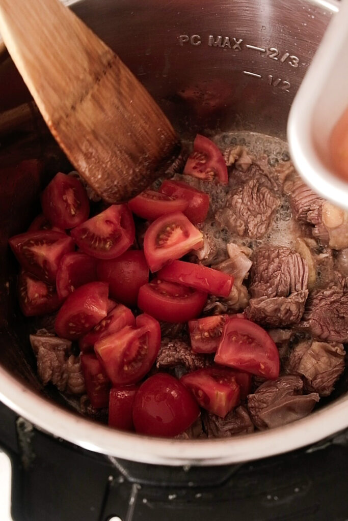 Adding tomato to beef flank