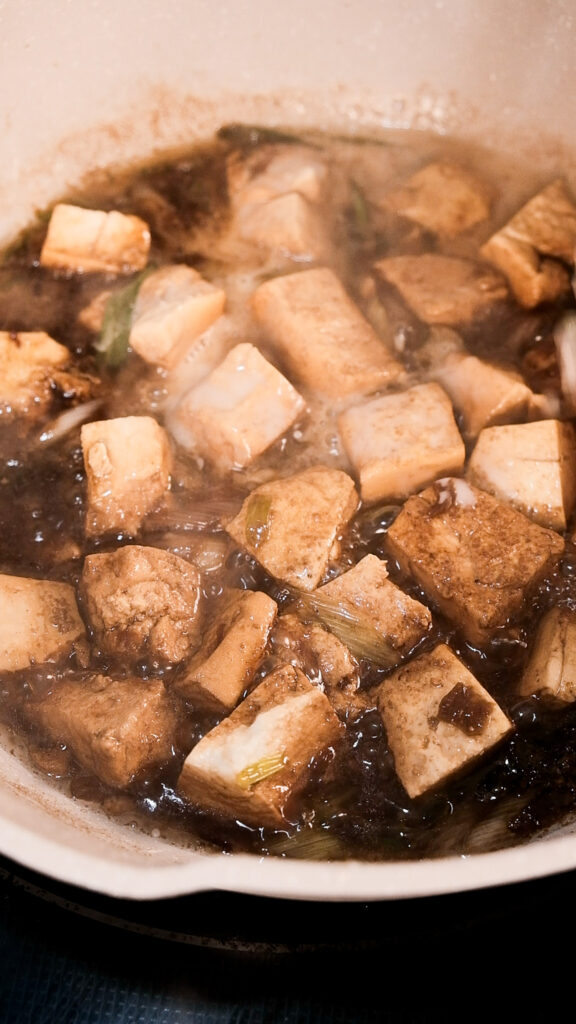 Adding cornstarch into the tofu