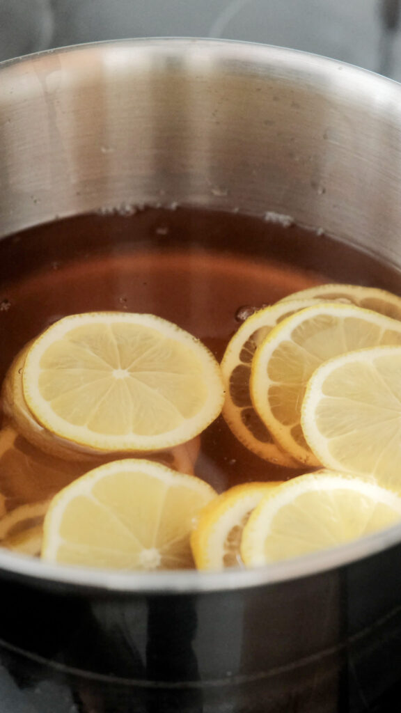 lemon slices in tea