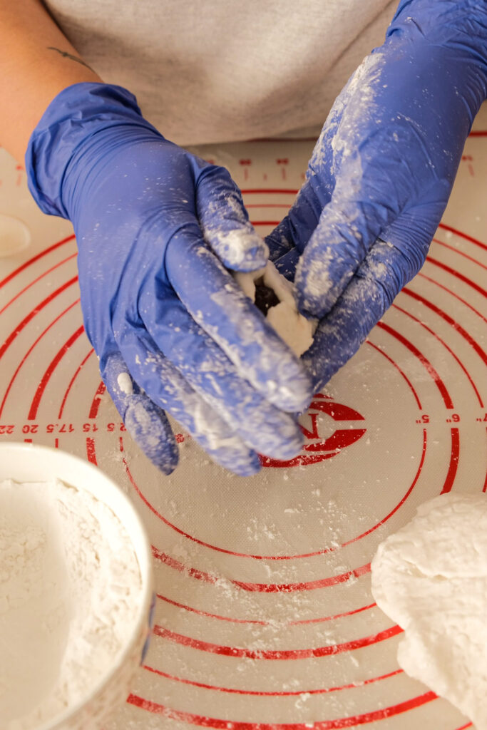 Wrapping the red bean into mooncake dough