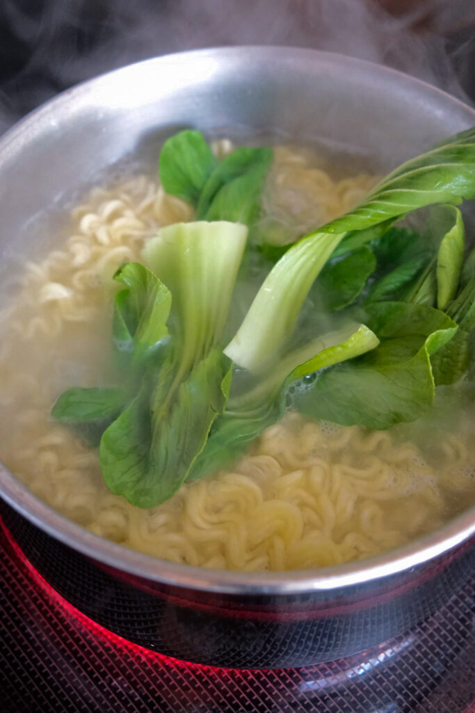 Boiling noodles and vegetables