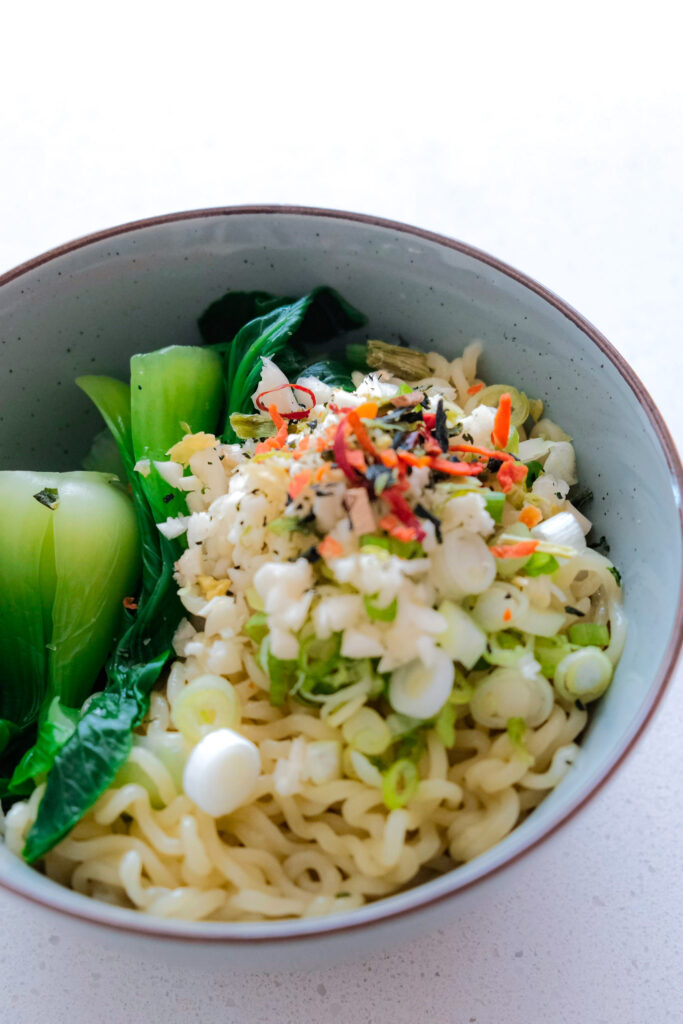 Noodles with dried veggie toppings