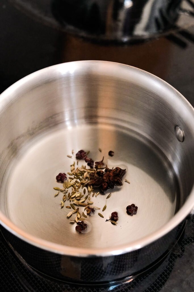 Spices to infuse the oil