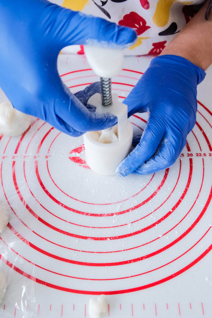 Pressing down on mooncake mold