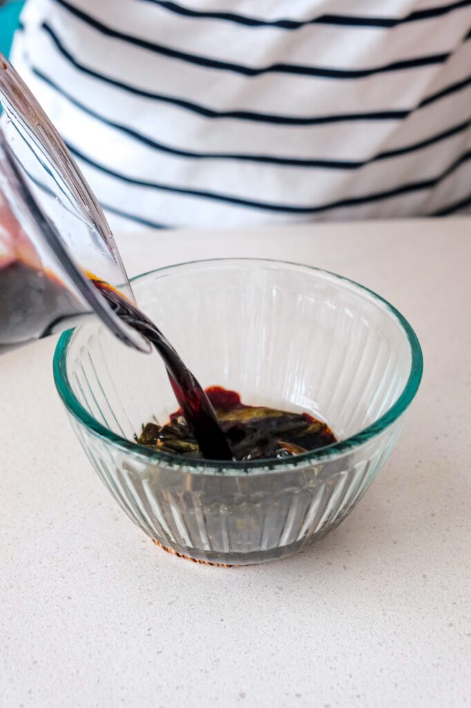 Adding soy sauce into scallion oil