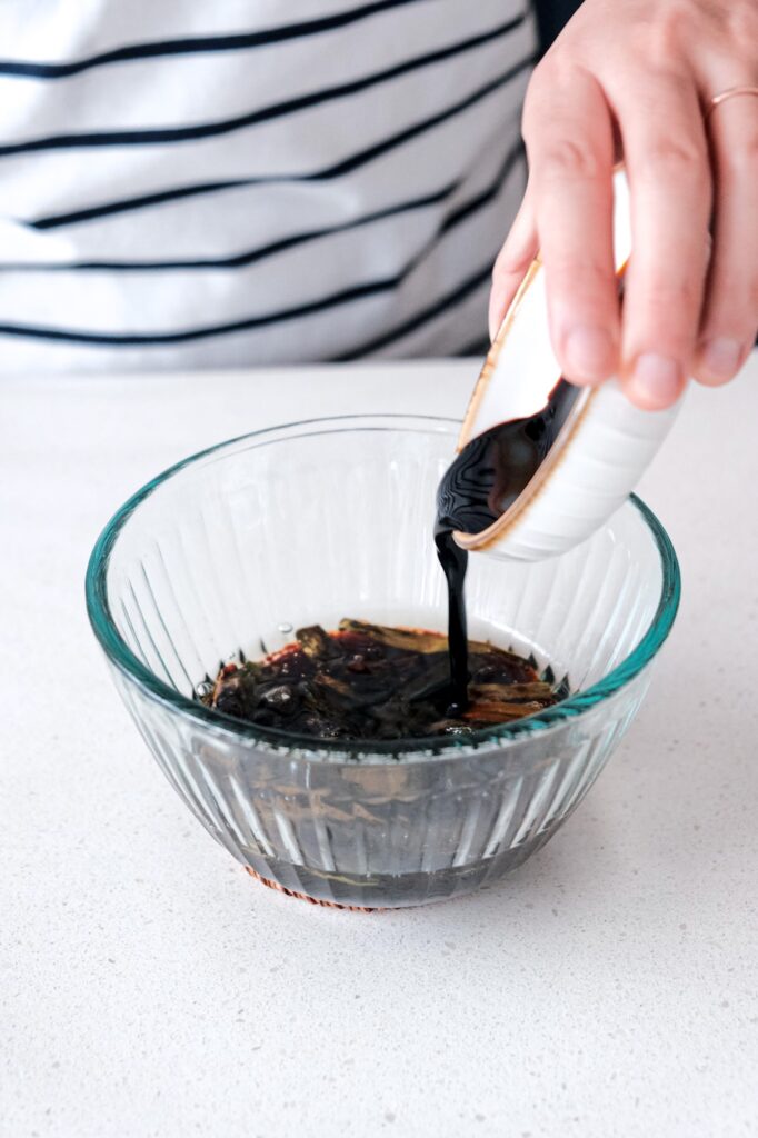Adding dark soy sauce to scallion sauce