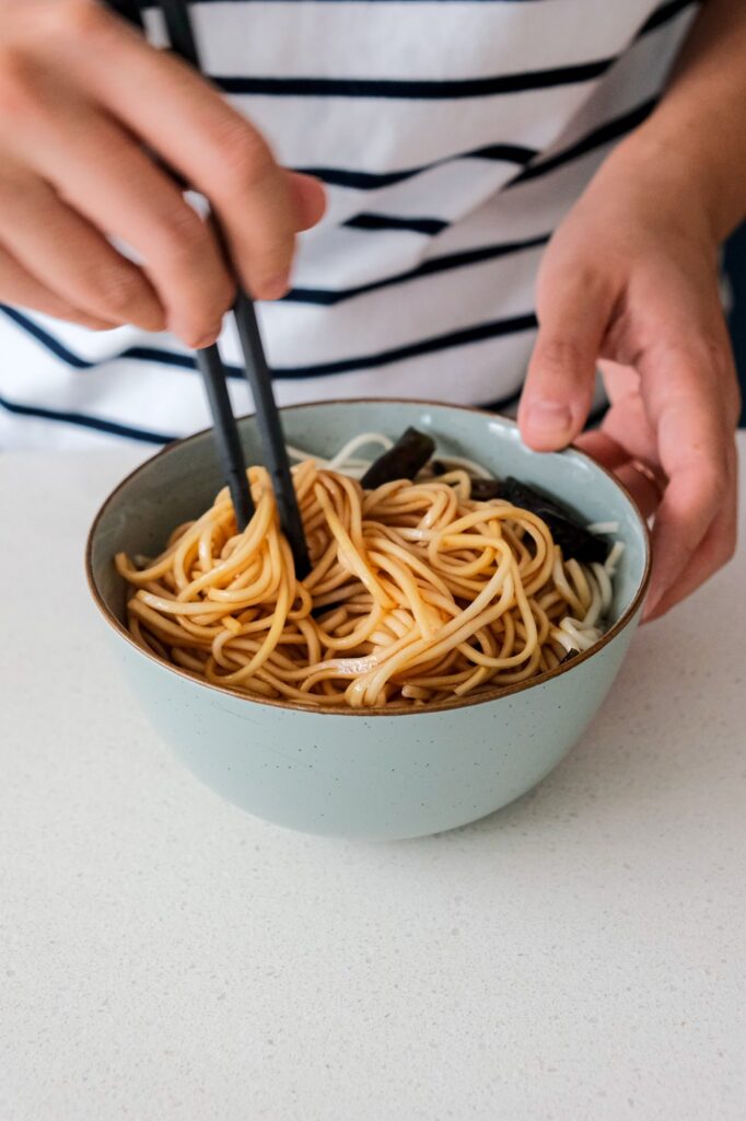Mixing the scallion oil noodles