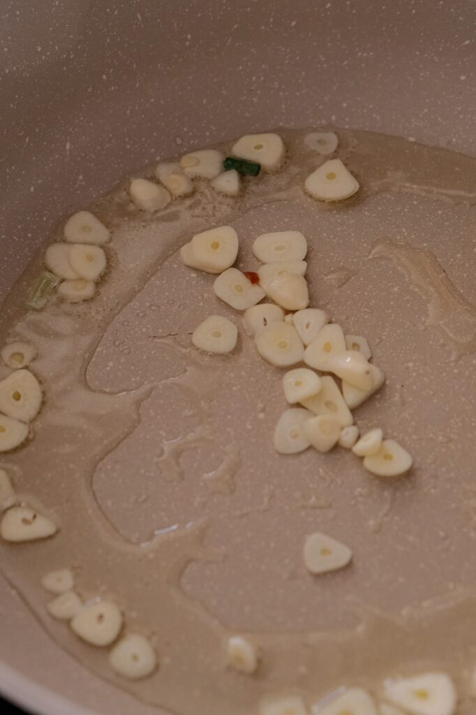 Stir frying garlic in oil