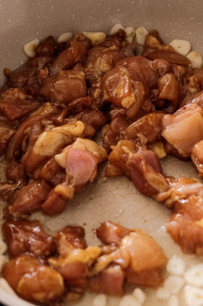 Stir frying marinated chicken with garlic