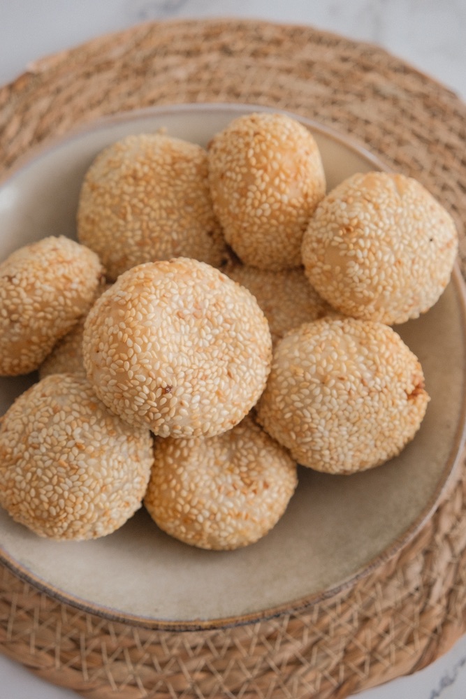 Sesame mochi balls