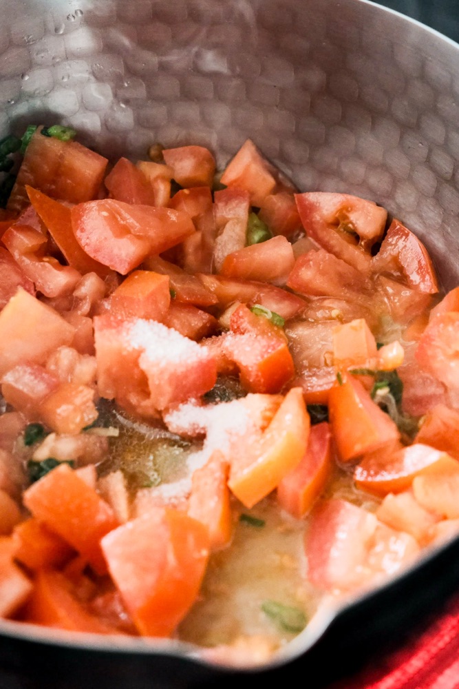 Adding salt to tomatoes