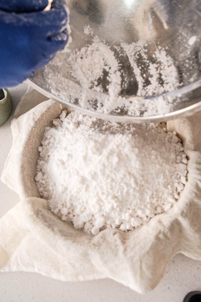 Putting the rice flour steamer