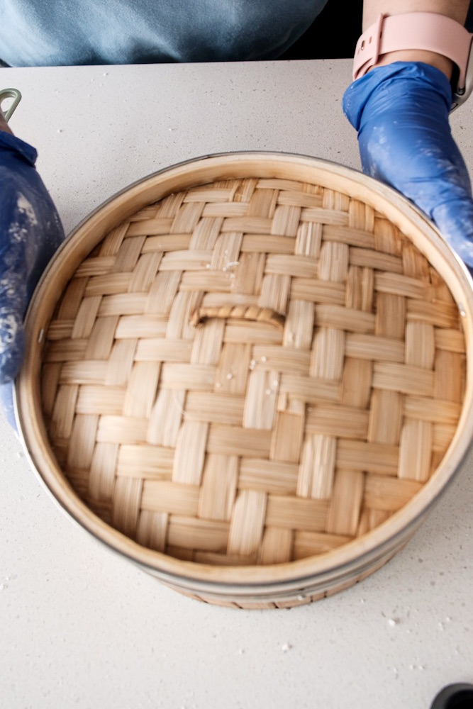 steaming the rice cake