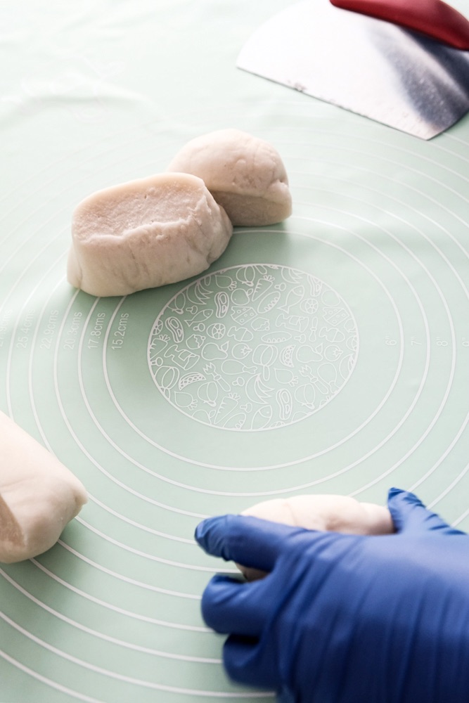 Cutting the rice cake into pieces