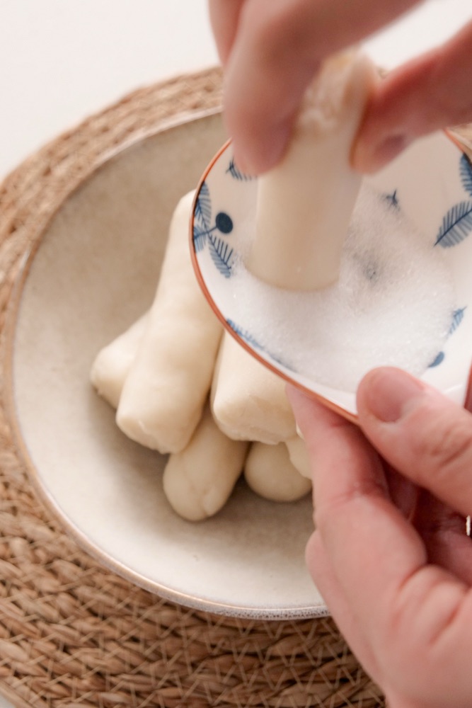 Dipping rice cake into sugar